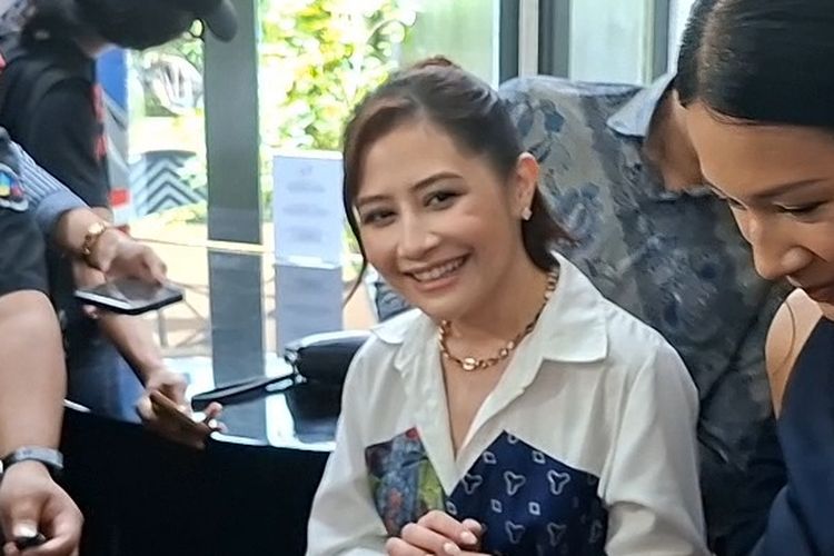 Prilly Latuconsina Jadi Pocong dalam Film Pendek Holy Crowd 