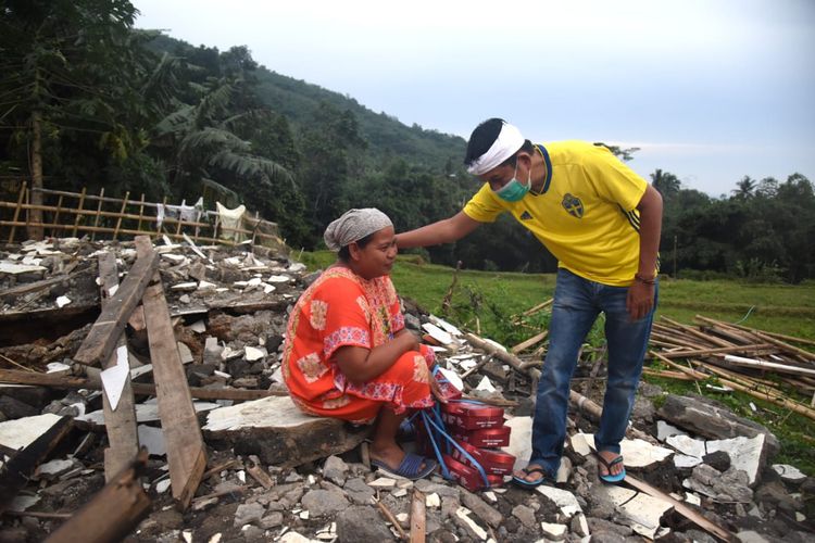 Dedi Mulyadi saat menghibur salah satu korban rumah hancur akibat tanah bergeser di Purwakarta, Selasa (23/2/2021).