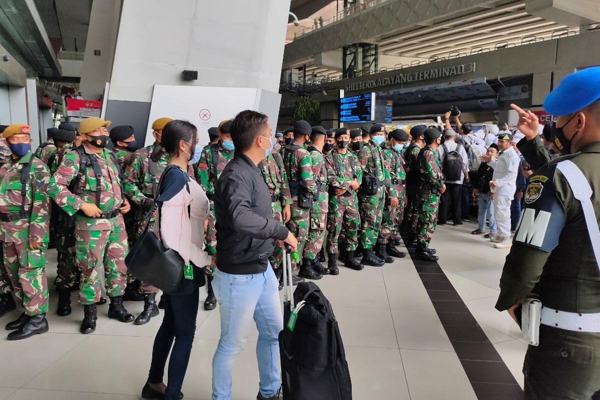 Dua Penumpang di Bandara Soekarno-Hatta tidak bisa masuk ke Terminal 3 karena tehalang massa penjemput Rizieq Shihab yang memadati area lobby, Selasa (10/11/2020)