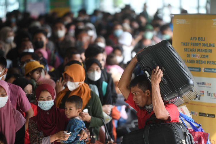 Sejumlah pemudik tanpa kendaraan bersiap menaiki kapal di Pelabuhan Merak, Banten, Sabtu (30/4/2022). Pengelola pelabuhan PT ASDP Indonesia Ferry memprediksi puncak arus mudik Pelabuhan Merak akan berlangsung hingga H-2 atau 30 April 2022.