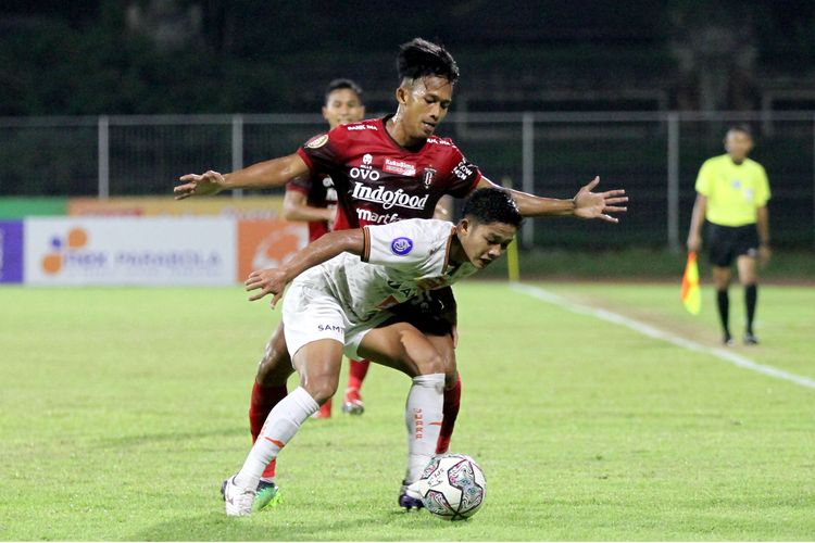 Pemain Bali United M Rahmat menjaga ketat pemain Persija Jakarta Rio Fahmi saat pekan 29 Liga 1 2021-2022 yang berakhir dengan skor 2-1 di Stadion I Gusti Ngurah Rai Denpasar, Minggu (6/3/2021) malam. Kini, duel Bali United vs Persija Jakarta akan mewarnai pekan pertama Liga 1 2022-2023.