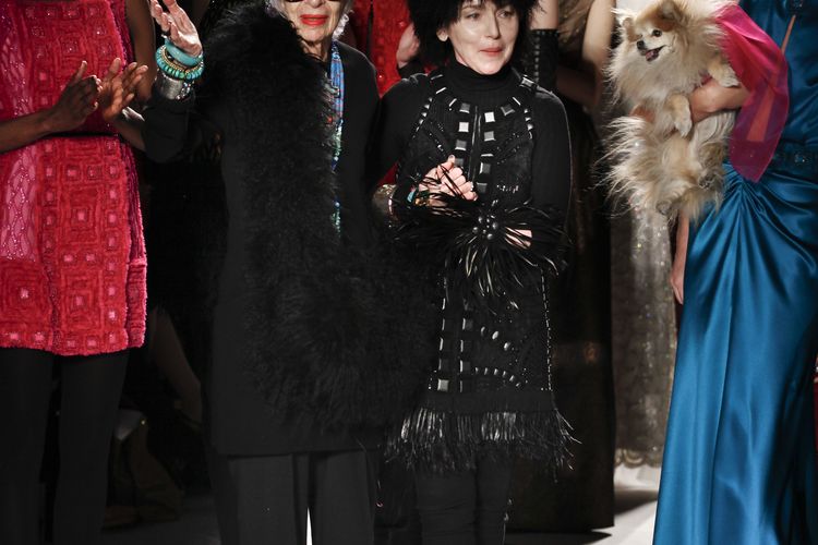 Iris Apfel di atas runway Fashion Week di Lincoln Center, Manhattan, New York City, (15/02/2012).