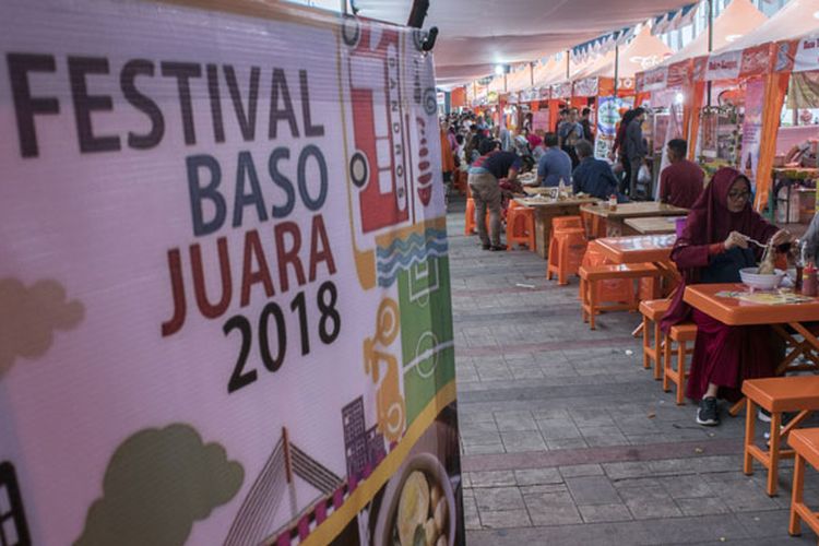 Warga menikmati kuliner bakso yang disajikan pada Festival Baso Juara 2018 di kawasan Cikapundung Timur, Bandung, Jawa Barat, Jumat (7/12/2018). Kegiatan yang melibatkan sedikitnya 40 penjual bakso dari berbagai daerah di Jawa Barat tersebut untuk memanjakan pecinta dan penikmat bakso sebagai salah satu kuliner khas di Indonesia serta upaya memasarkan kembali kepada masyarakat.