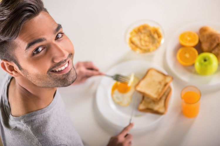 Dalam situasi apa pun Anda tidak boleh menunda sarapan Anda melebihi jam 10 pagi. Ini memberikan manfaat untuk kesehatan Anda.