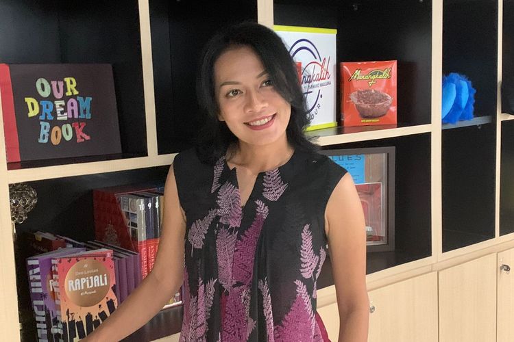 Penyanyi Dee Lestari saat berpose usai wawancara eksklusif bersama Kompas.com, Selasa (29/11/2022). 