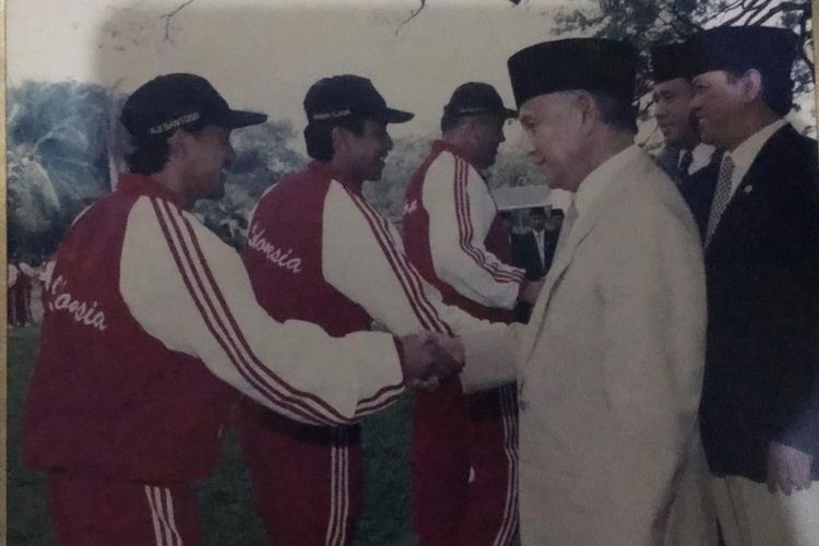 Foto kenangan pelatih PSIM Yogyakarta, Aji Santoso bersama Presiden Republik Indonesia BJ Habibie saat pelepasan kontingen Indonesia Sea Games 1999 di Brunai Darussalam. 