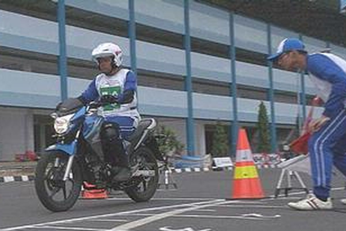 Peserta sedang menghadapi rintangan