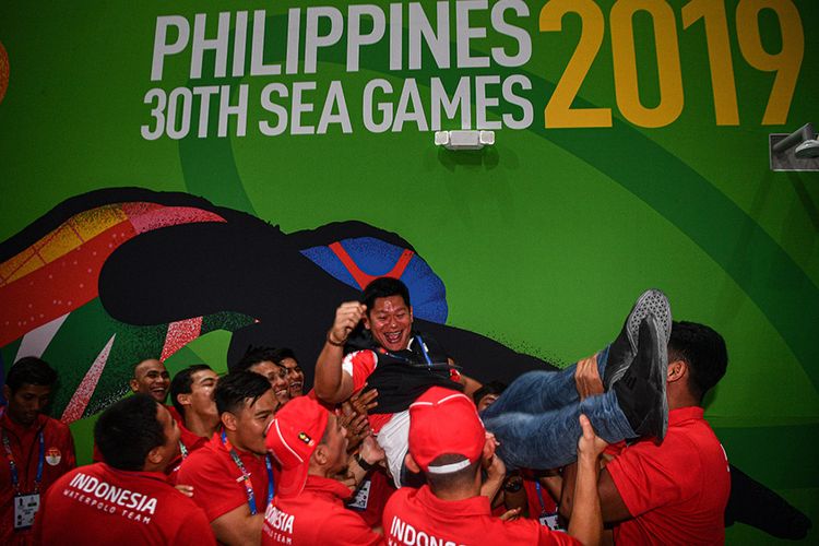 Pemain Timnas polo air putra mengangkat Ketua Umum Komite Olimpiade Indonesia Raja Sapta Oktohari setelah memastikan meraih medali emas di New Clark City Aquatic Center, Filipina, Jumat (29/11/2019). Indonesia dipastikan meraih medali emas pertama SEA Games 2019 setelah Timnas polo air putra berhasil menduduki puncak klasemen dengan mengalahkan Malaysia 14-7 dan Singapura bermain imbang melawan Filipina dengan skor 6-6.