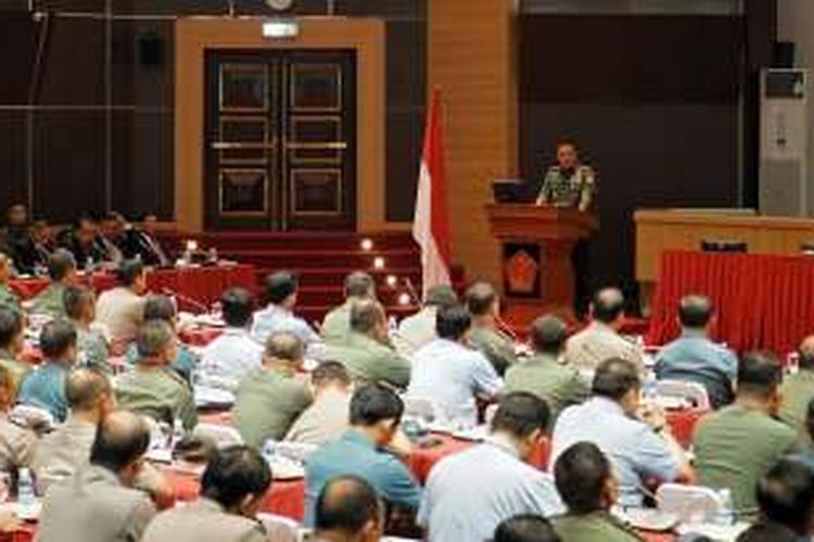 Panglima TNI Jenderal Gatot Nurmantyo saat membuka Rapat Pimpinan (Rapim) TNI tahun 2017 di Aula Gatot Subroto, Mabes TNI, Cilangkap, Jakarta Timur, Senin (16/1/2017).