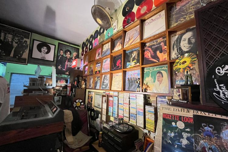 Dari PHK ke Sukses Jual Vinyl: Cerita Basuki Hidupkan Toko Antik di Pasar Nostalgia Surabaya