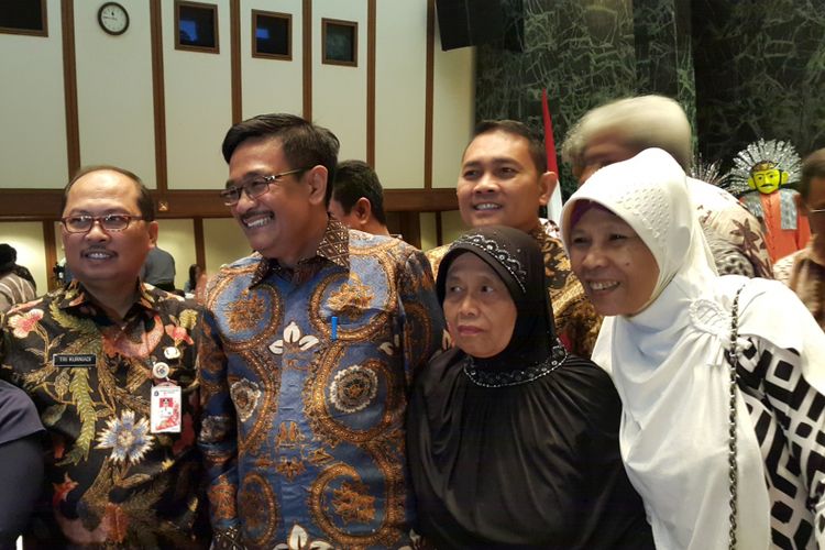 Pelaksana tugas Gubernur DKI Jakarta Djarot Saiful Hidayat berfoto bersama warga Bukit Duri seusai pengundian Rusunawa Cakung Barat di Balai Kota DKI Jakarta, Jumat (26/5/2017).