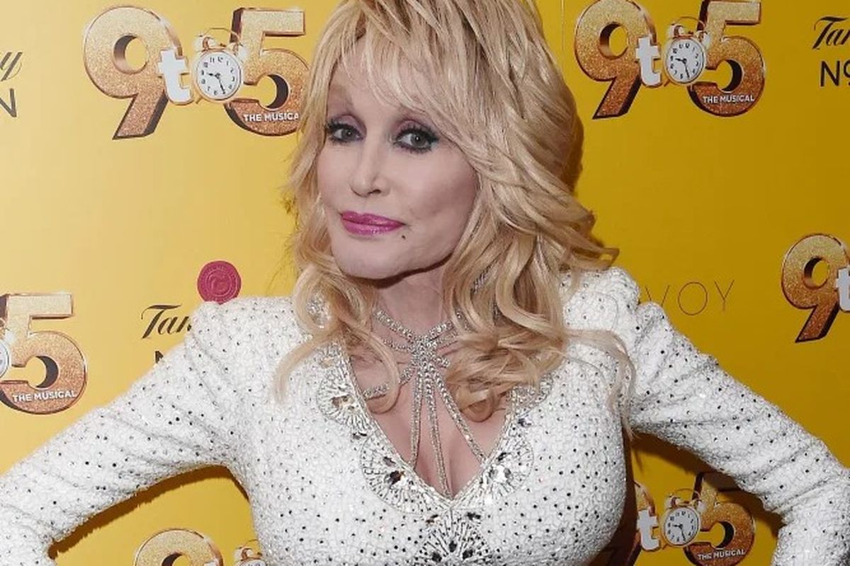 Dolly Parton mengasuransikan payudaranya sebagai aset.