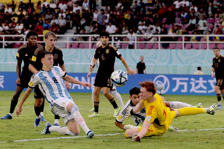 Suasana pertandingan Argentina vs Jerman pada semifinal Piala Dunia U17 2023 yang digelar di Stadion Manahan, Solo, pada Selasa (28/11/2023) sore WIB.