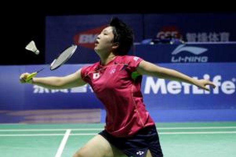 Pebulu tangkis Jepang, Akane Yamaguchi, mengembalikan kok pemain India, Saina Nehwal, pada laga final Tiongkok Terbuka (China Open) di Fuzhou, Minggu (16/11/2014).