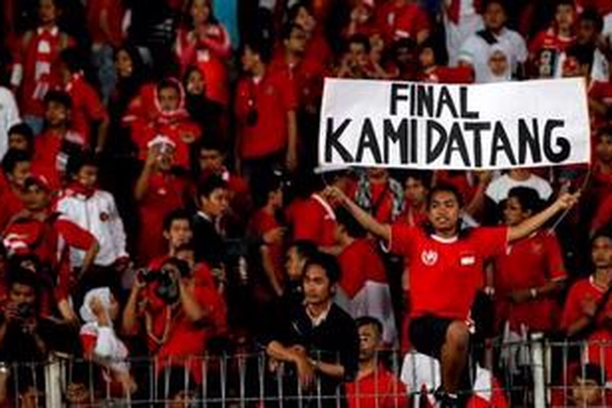 Suporter tim nasional Indonesia penuh semangat memberi dukungan selama Piala AFF 2010. Pada partai final pertama di Malaysia, 26 Desember, Indonesia berharap 
