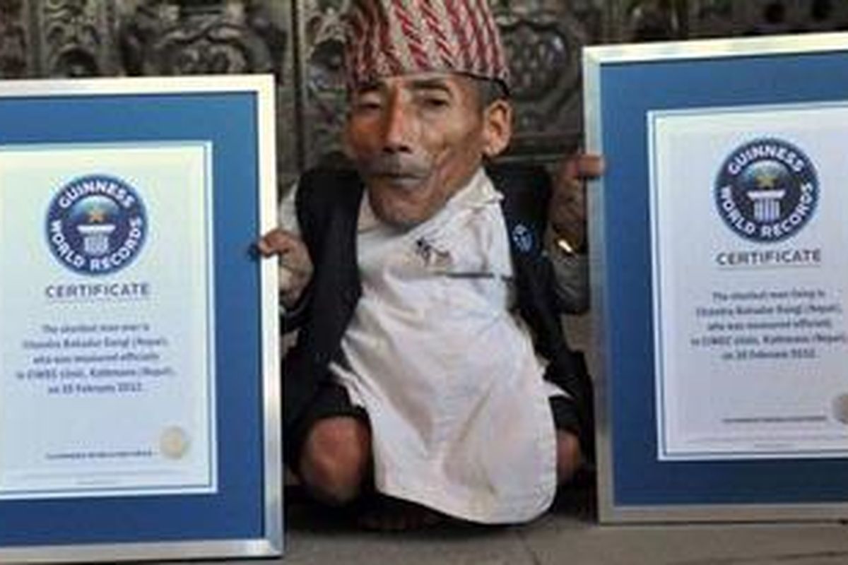 Chandra Bahadur Dangi, memperlihatkan sertifikat dari Guinness World Records setelah dinobaatkan sebagai manusia terpendek di dunia di Kathmandu, Minggu (26/2/2012).