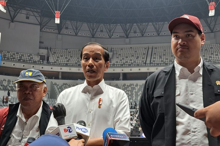 Presiden Joko Widodo memberikan keterangan pers seusai meresmikan Indonesia Arena di Gelora Bung Karno, Jakarta, Senin (7/8/2023).