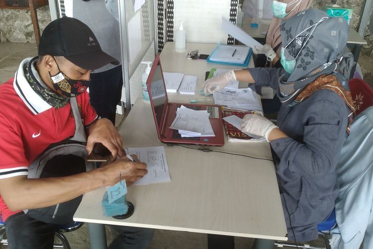 Layanan tes cepat antigen di Stasiun Purwokerto, Jawa Tengah, Selasa (22/12/2010).