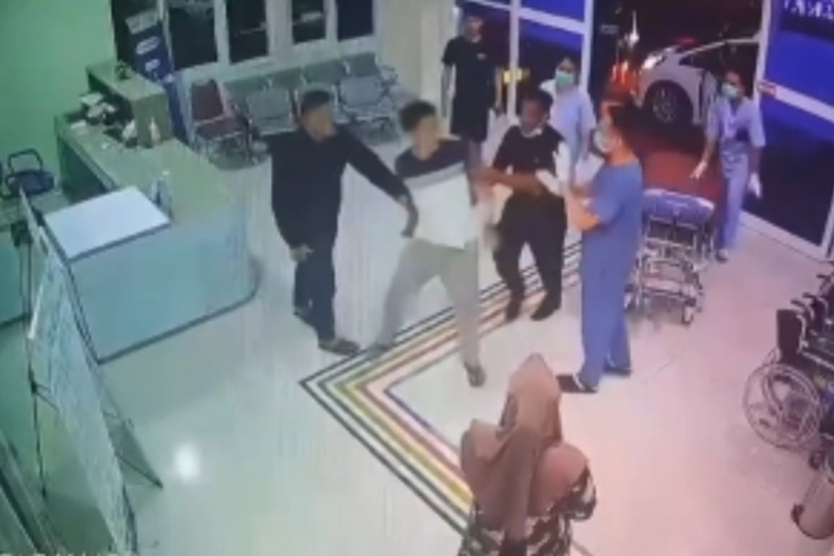 Rekaman CCTV yang memperlihatkan seorang dokter dianiaya oleh keluarga pasien di ruang IGD RSOJ Pertamina Royal Makassar, Kecamatan Biringkanaya, Kota Makassar, Sulsel, Jumat (18/10/2024).