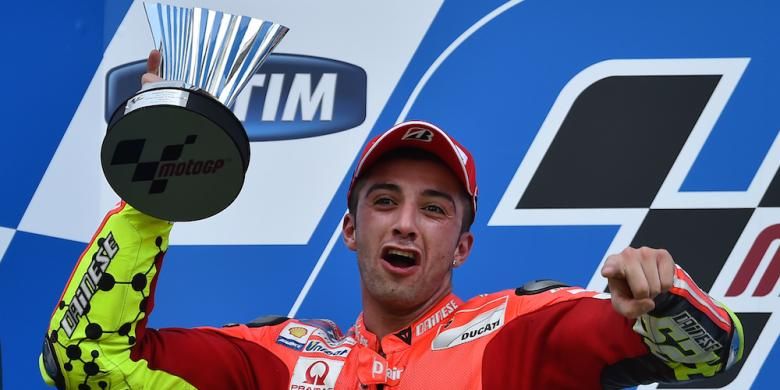 Pebalap Ducati asal Italia, Andrea Iannone, memegang trofi setelah finis kedua pada balapan GP Italia di Sirkuit Mugello, Minggu (31/5/2015).