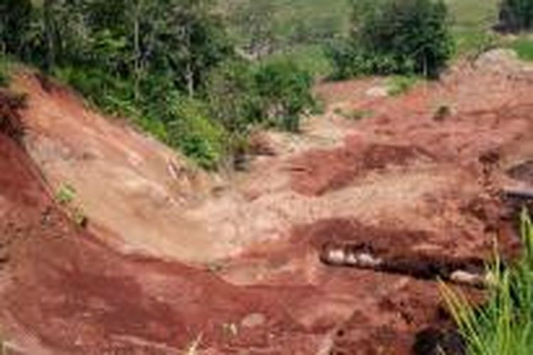 Satu orang tewas akibat longsor yang terjadi di Kampung/Desa Pondok Bungur, Kecamatan Pondoksalam, Rabu (17/6/2015).