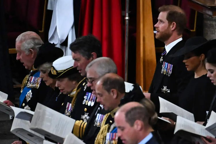 Pangeran Harry tampak duduk di belakang Raja Charles III