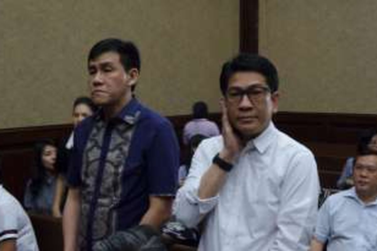 Mantan Presiden Direktur PT Agung Podomoro Land Ariesman Widjaja (baju biru) dan asistennya, Trinanda Prihantoro (baju putih), menghadiri sidang putusan di Pengadilan Tipikor Jakarta, Kamis (1/9/2016).