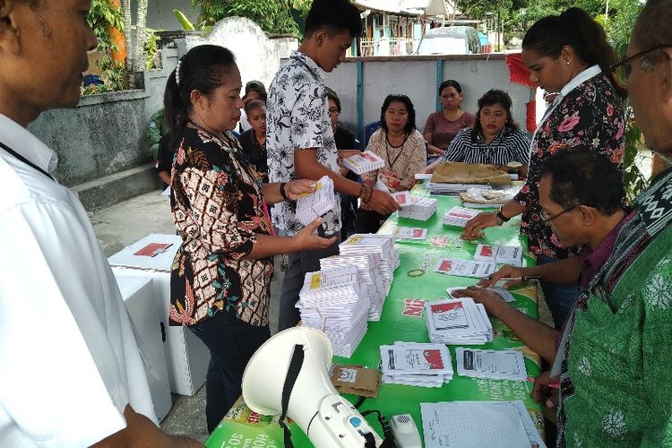Penghitungan surat suara di TPS 039 Kelurahan Vim, Distrik Abepura, Papua. TPS tersebut merupakan salah satu TPS dari total 1.191 TPS di Papua yang menggelar Pemilu Susulan (18/04/2019)