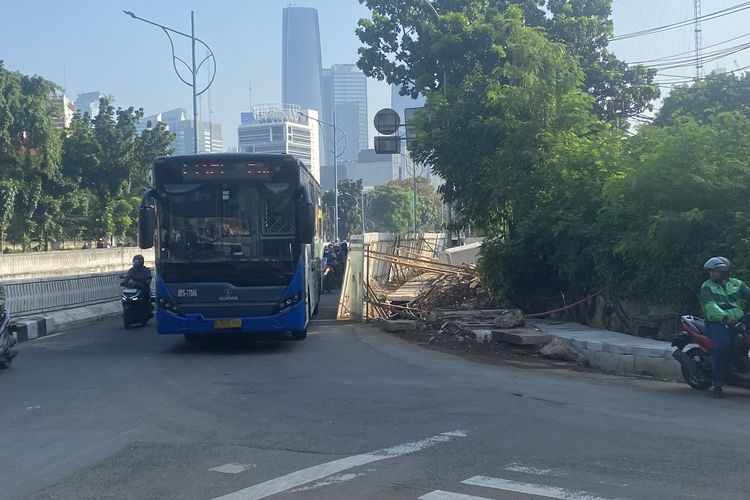 Sempat Menganga, Proyek Galian di Rasuna Said Kini Ditutup Papan Pembatas
