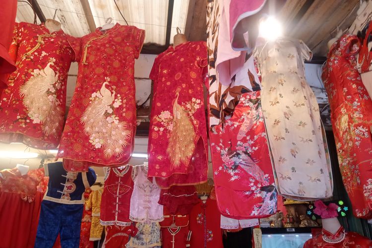 Koleksi busana Imlek untuk perempuan yakni Cipao di salah satu toko pernak-pernik di Petak Sembilan, Glodok, Minggu (4/2/2024).