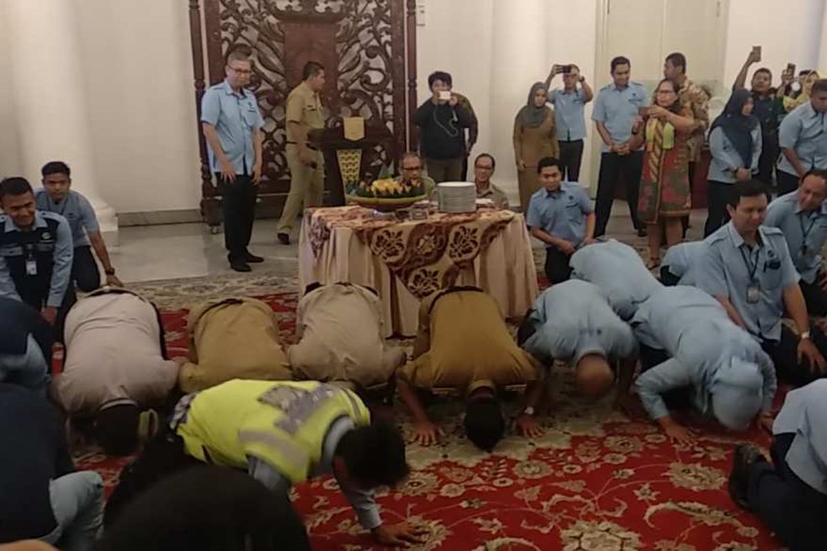 Gubernur-Wakil Gubernur DKI Jakarta Anies Baswedan-Sandiaga Uno di sujud syukur bersama pegawai PT Transjakarta di Balai Kota, Selasa (20/3/2018).