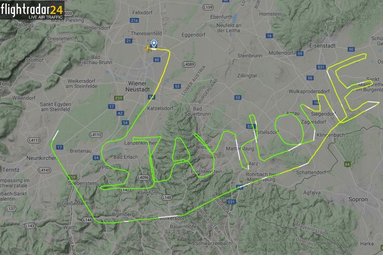 Tulisan Stay Home yang dibuat oleh seorang pilot di Austria. Tulisan ini muncul di radar penerbangan, hasil manuver dari pilot yang membawa pesawatnya dari bandara keberangkatan ke bandara tujuan.