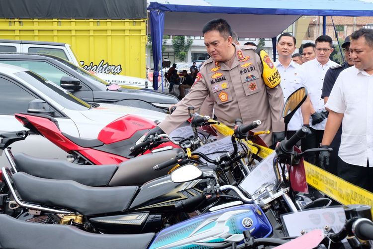 Kapolda Riau Irjen Mohammad Iqbal saat melihat kendaraan mewah yang disita dari seorang pelaku pencuri uang kripto, di Kota Pekanbaru, Riau, Kamis (11/1/2024).