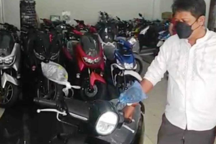 Aiptu Siswanto, anggota polisi di Cianjur, Jawa Barat, bersama sepeda motor yang baru dibelinya seharga Rp 22,1 juta menggunakan uang koin pecahan Rp 1.000