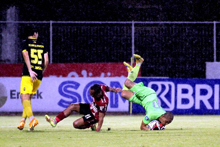 Penjaga gawang Barito Putera Aditya Harlan berhasil menangkap bola tendangan pemain Bali United pada pertandingan pekan 18 Liga 1 2021-2022 yang berakhir dengan skor 3-0 di Stadion I Gusti Ngurah Rai Denpasar, Minggu (9/1/2021) malam.