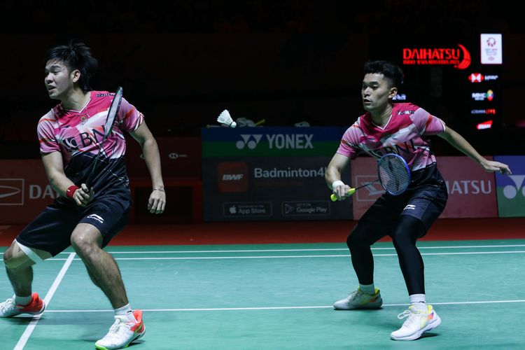 Ganda putra Indonesia, Leo Rolly Carnando/Daniel Marthin bertanding melawan wakil China, He Ji Ting/Zhou Hao Dong di partai puncak Indonesia Masters 2023 di Istora Senayan, Jakarta, Minggu (29/1/2023). Leo/Daniel tampil sebagai juara setelah menang dengan skor 21-17 dan 21-16