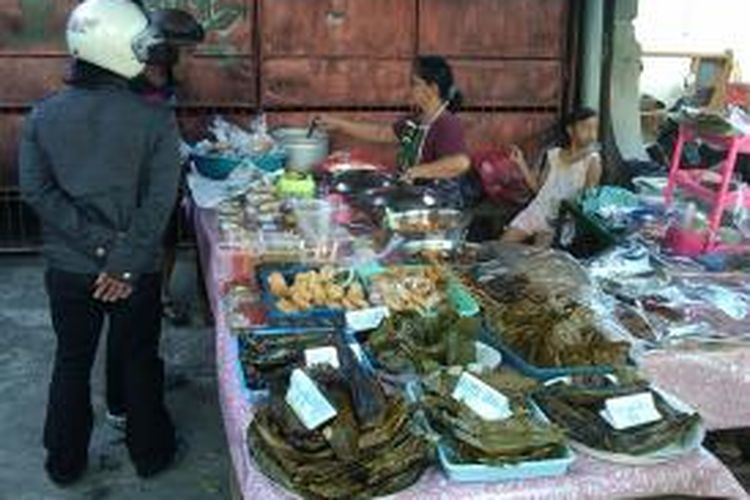 Ibu Euis, penjual lauk pauk dan takjil di Kampung Jawa tak lagi berjualan rendang karena meroketnya harga daging sapi.