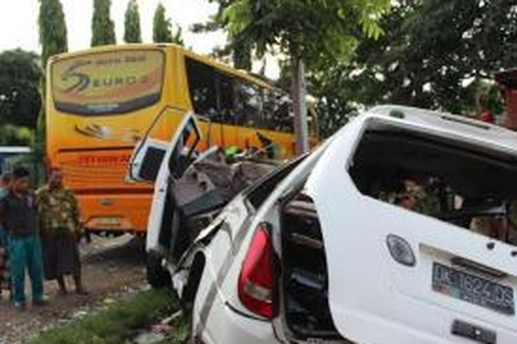 Kecelakaan maut antara travel dan bus yang menewaskan 5 penumpang asal Madura