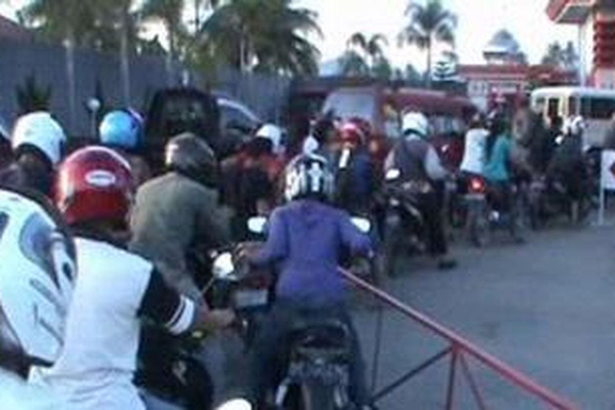 Sudah sepekan lebih pasokan bahan bakar minyak di wilayah Majene tersendat. Akibatnya, warga harus mengantri berjam-jam sebelum mendapatkan BBM. 