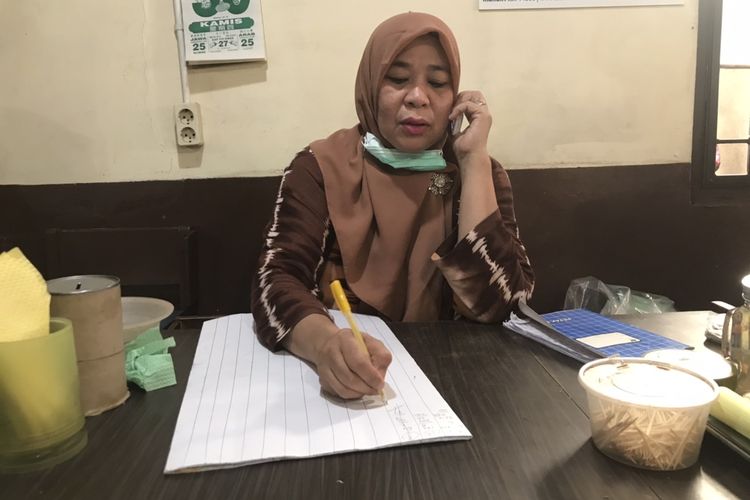 Evi Iriani (52), penerus usaha Rumah Makan (RM) Sinar Pagi Jalan Sei Deli, Silalas, Medan Barat, Kota Medan, Sumatera Utara pada Kamis (30/12/2021) pagi. Usaha soto medan milik keluarganya kini dijalani bersama kakaknya.