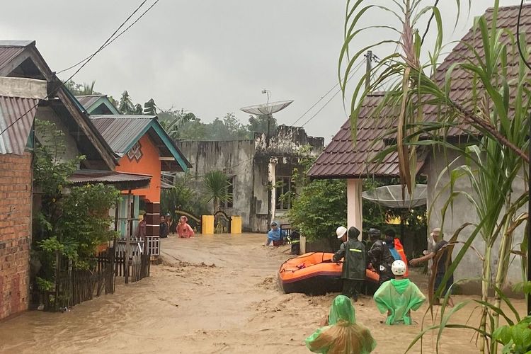 Lokasi banjir bandang yang merendam rumah warga di Kabupaten Lahat, Sumatera Selatan, Kamis (9/3/2023).