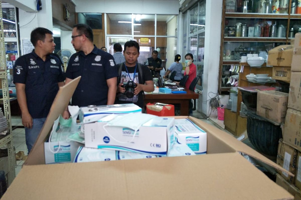 Polisi sidak dua distributor masker di Jalan Pancoran, Glodok, Jakarta Barat, Kamis (4/3/2020) sore.   Sidak tersebut dipimpin oleh Kepala Badan Reserse Kriminal (Kabareskrim) Polri, Komjen (Pol) Listyo Sigit Prabowo.