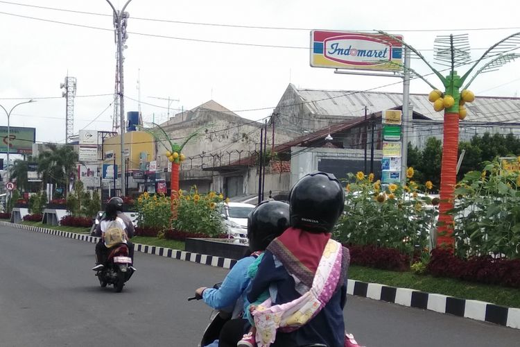 Pohon plastik di media Jalan HZ Mustofa menjadi pertanyaan warga terkait manfaatnya di saat bukit di Tasikmalaya hilang oleh galian C ilegal, Jumat (19/12/2018).