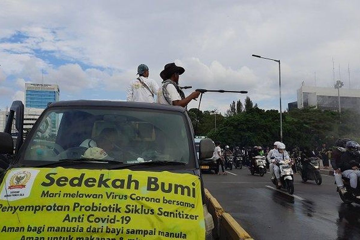 Demonstran yang membubarkan diri disemprot dengan cairan antibakteri, Kamis (16/7/2020) sore. 