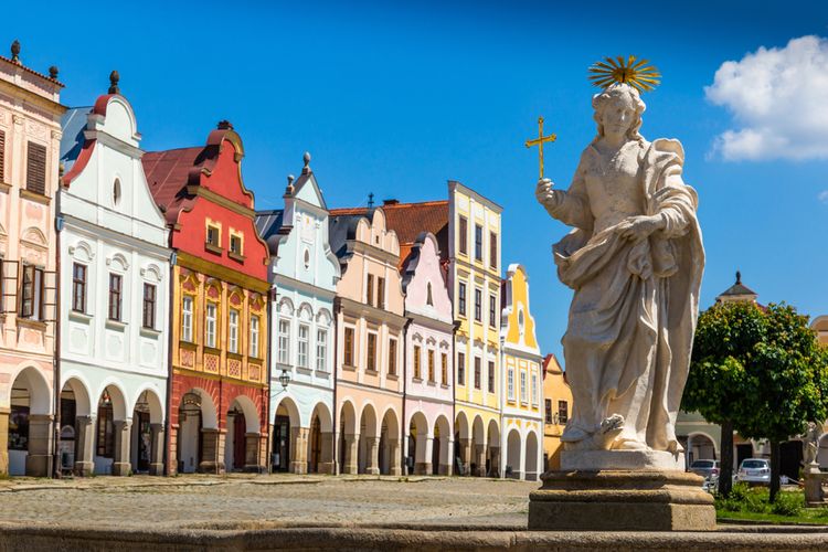 Tampilan bangunan di Alun-alun utama kota Telc, Republik Ceko. Deretan bangunan yang masuk dalam Situs Warisan Dunia UNESCO ini memiliki bentuk dan ketinggian yang seragam. Namun desainnya dibuat berbeda antar gedung. 