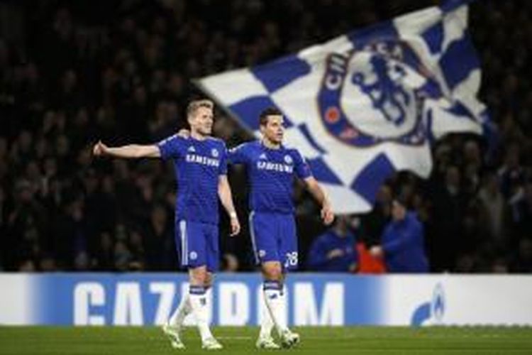 Penyerang Chelsea Andre Schuerrle (kiri) merayakan bersama bek Cesa Azpilicueta golnya ke gawang Sporting Lisbon, pada pertandingan terakhir Grup G Liga Champions, di Stamford Bridge, London, 10 Desember 2014.