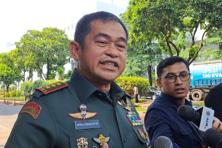 Panglima Komando Cadangan Strategis Angkatan Darat (Pangkostrad) Letnan Jenderal Maruli Simanjuntak di Kantor Kementerian Sekretariat Negara, Jakarta, Senin (30/10/2023).  