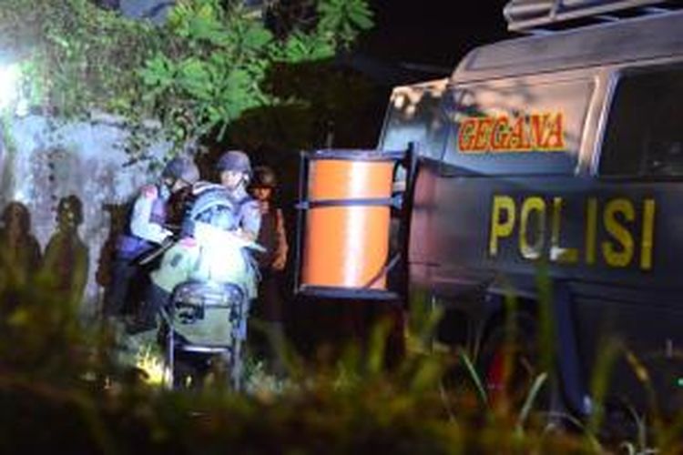 Tim Gegana Brimob Kelapa Dua sedang mengevakuasi benda yang dicurigai mirip bom di Kampung Cijujung RT 08/08, Desa Cijujung, Kecamatan Sukaraja, Kabupaten Bogor, Kamis (3/7/2015) malam. K97-14