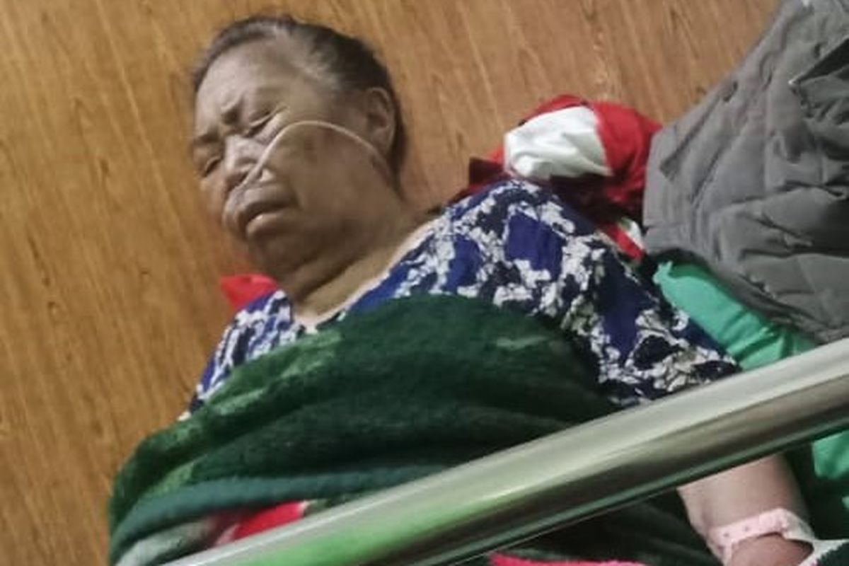 Turun dari puncak Gunung Lawu, ternyata Mbok Yem sakit. Sebelumnya Mbok Yem enggan diajak turun meskipun sakit sejak awal Februari, namun pada Rabu (5/3/2025) mbok Yem terpaksa harus turun dri warungnya untuk menjalani pengobatan di RS Aisyah Ponorogo.