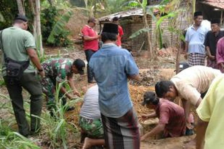 Pembongkaran makam karena perselisihan dukungan Pilkades di Desa Sumedangan, Kecamatan Pademawu, Pamekasan.